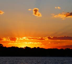 Solnedgang over floden i Botswana