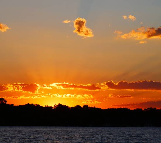 Solnedgang over floden i Botswana