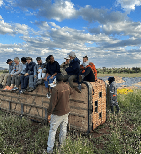 Siddende på luftballonen efter balon safari