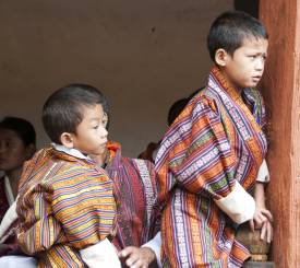 Børn i traditionelt tøj i Bhutan
