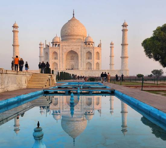 Taj Mahal rundtur, Taj Mahal entre