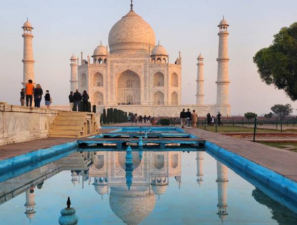 Taj Mahal rundtur, Taj Mahal entre