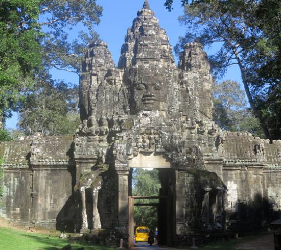 Fly Phnom Penh – Siem Reap og Ta Prohm templet