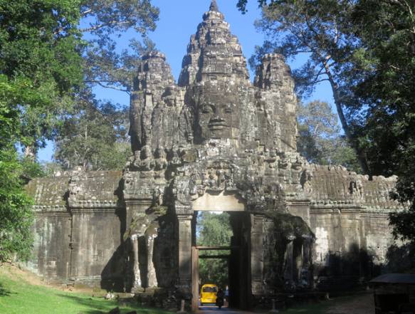 Fly Phnom Penh – Siem Reap og Ta Prohm templet