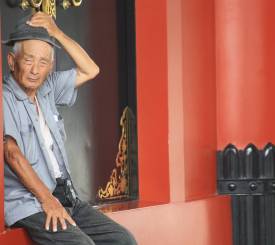 Gammel mand i Asakusa i Tokyo