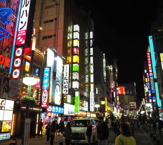 Neonlys i Shinjuku i Japan