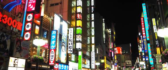 Neonlys i Shinjuku i Japan