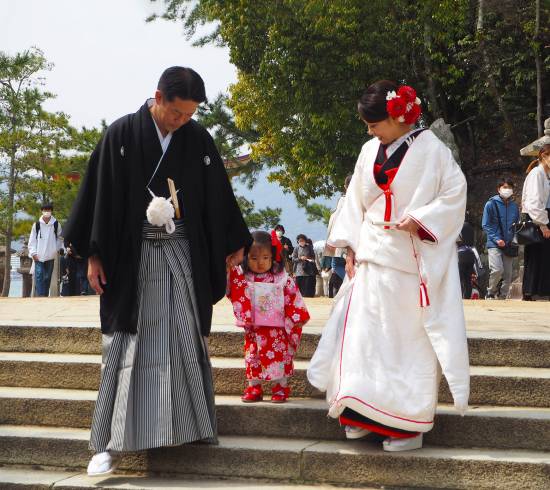 Par med barn i kimono