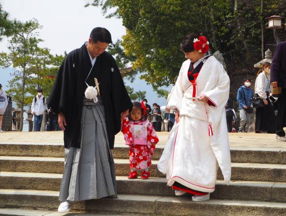 Par med barn i kimono