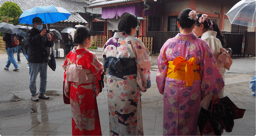Lokale i Kimono omkring Senso-ji i Japan