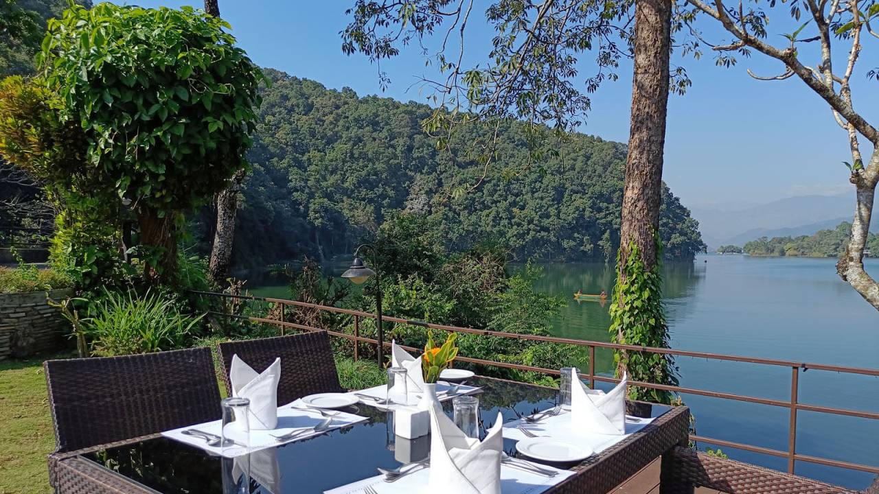Fishtail lodge terrasse og bar Pokhara Nepal
