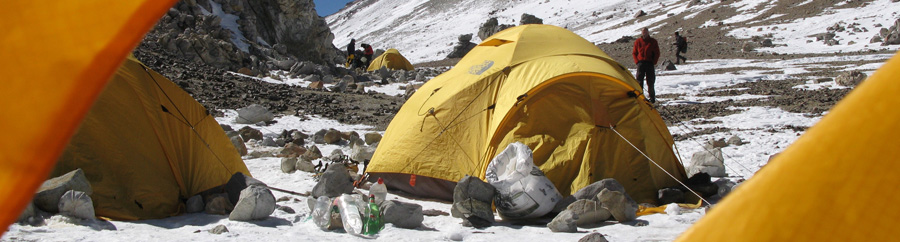 Lejr på bjergbestigning i Himalaya