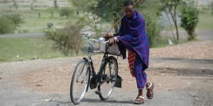 Lokal mand med cykel i Kenya