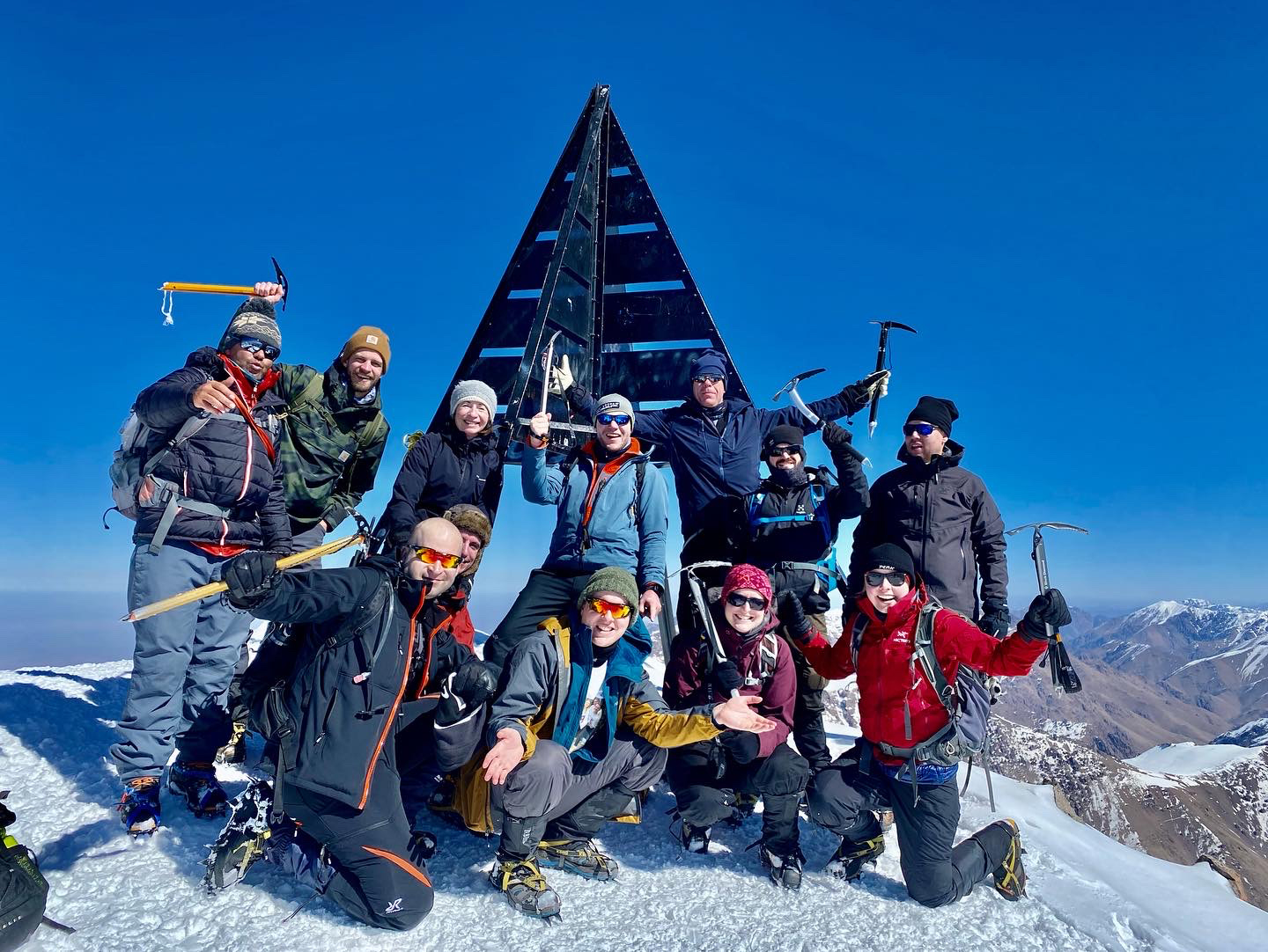 Hold på toppen af Toubkal ved vinterbestigning