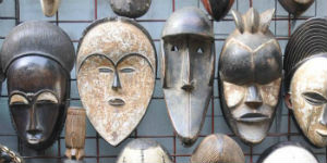 Når du rejser til Sydamerika, kan du købe smukke træmasker med hjem