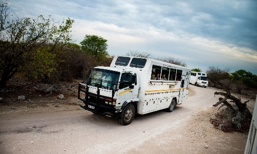 Bus med turister i Tanzania