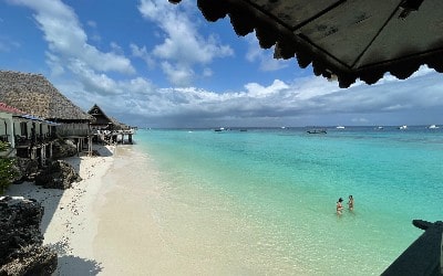 Strand ved Zanzibar med azurblåt vand