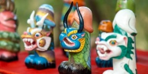 Bhutanske traditionelle træfigurer i mange farver