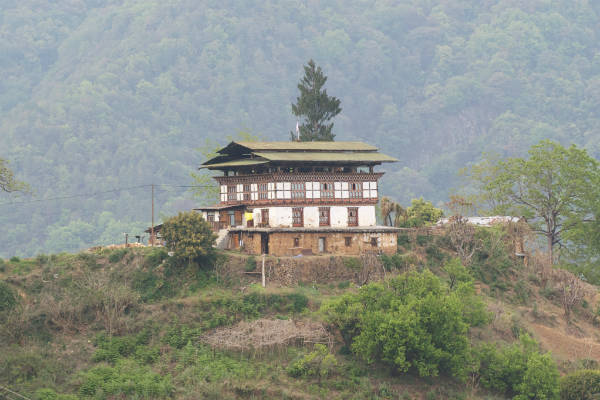 På trekking i Bhutan vil du opleve de mange små huse rundt omkring i naturen