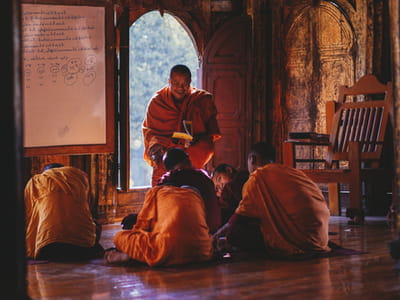 Munke i røde dragter i Burma