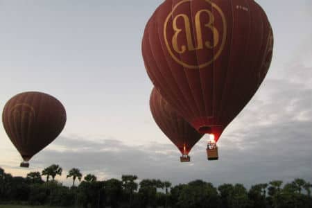 Det er muligt at flyve i luftballon over Bagan i Myanmar