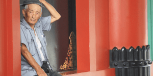 Mand ved indgangen til Senso-ji