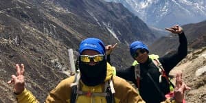 En medrejsende og en guide ved Mount Everest i Nepal