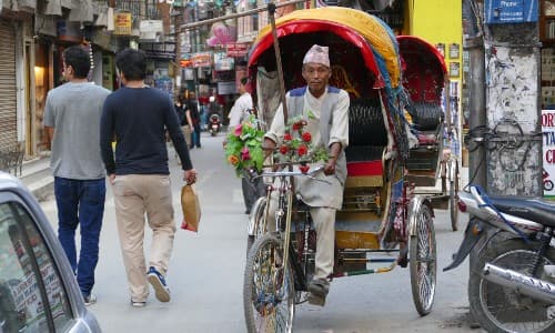 Mand på cykel i Nepal
