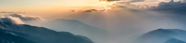 En trekking rejse til Nepal indebærer smukke udsigter over bjergtoppe