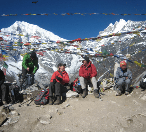 Trekkere holder pause i Langtang-dalen