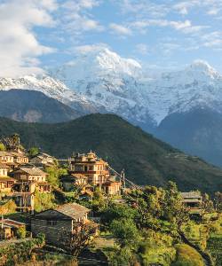 Udsigt over landsby under trekking i Nepal