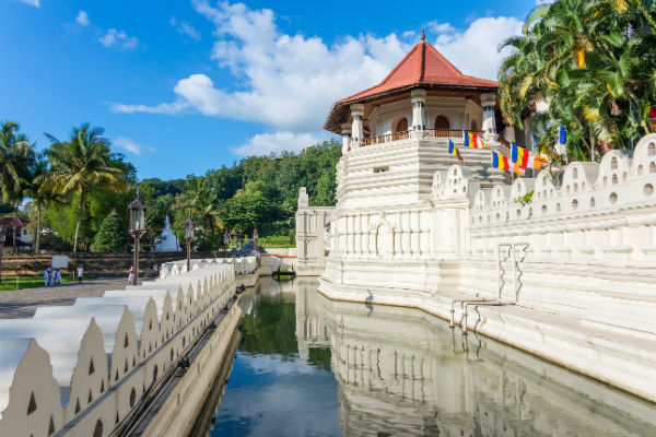 På din rejse til Sri Lanka bør du aflægge visit ved Kandy Dalada Templet