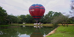 Når du rejser med Kipling Travel til Sri Lanka, kan du flyve i luftballon henover Sigiriya