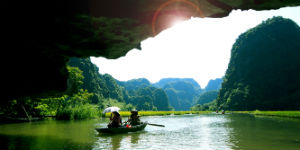 I Ha Long Bugten kan du sejle ind i grotter af kalksten