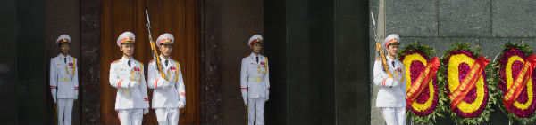Ho Chi Minh vogtere ved Ho Chi Minhs mausoleum i Vietnam