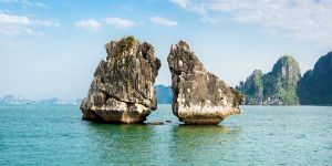 Besøg seværdigheden Kissing Rocks i Ha Long bugten, når du rejser i Vietnam