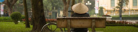 mand sidder i hanoy ved ho chin minh