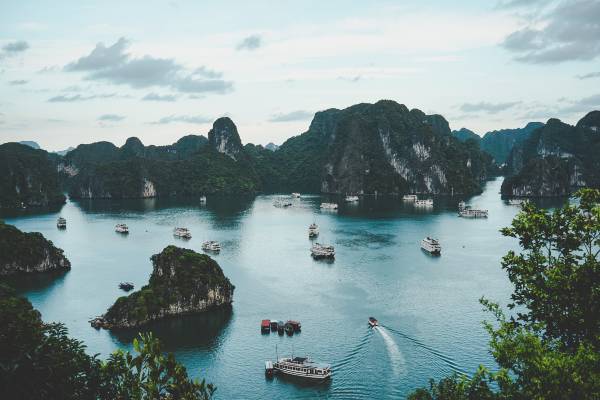Tag på sejltur i Halong Bugten på din rundrejse i Vietnam