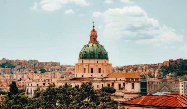 Oplev Duomo di Napoli på din rejse til Italien 