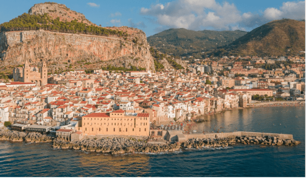 Palazzo dei Normanni på Siciliens kystlinje