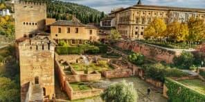 Haven til Alhambra paladset i Granada i Spanien