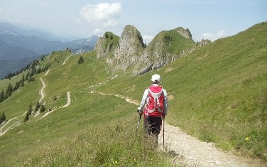 Kvinde på vandring i tysk natur