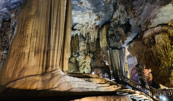Oplev de selvlysende grotter i Waitomo