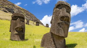 Moaistatuerne i det varme vejr i Chile