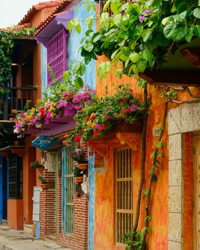På din rejse til colombia vil du se mange farverige huse