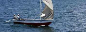 Båd sejler på Titicaca søen