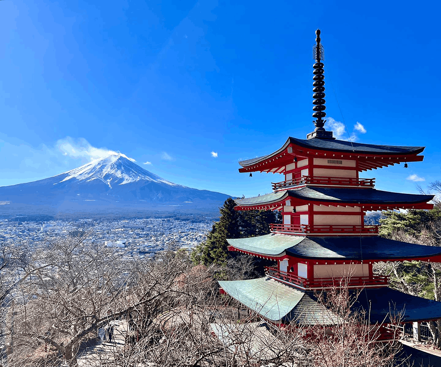 Natur i Japan med tempel i forgrund